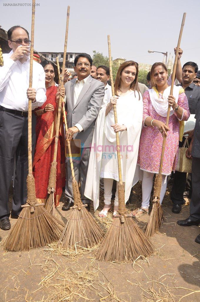 Nita Ambani at Cleanliness drive in byculla on 18th Oct 2014