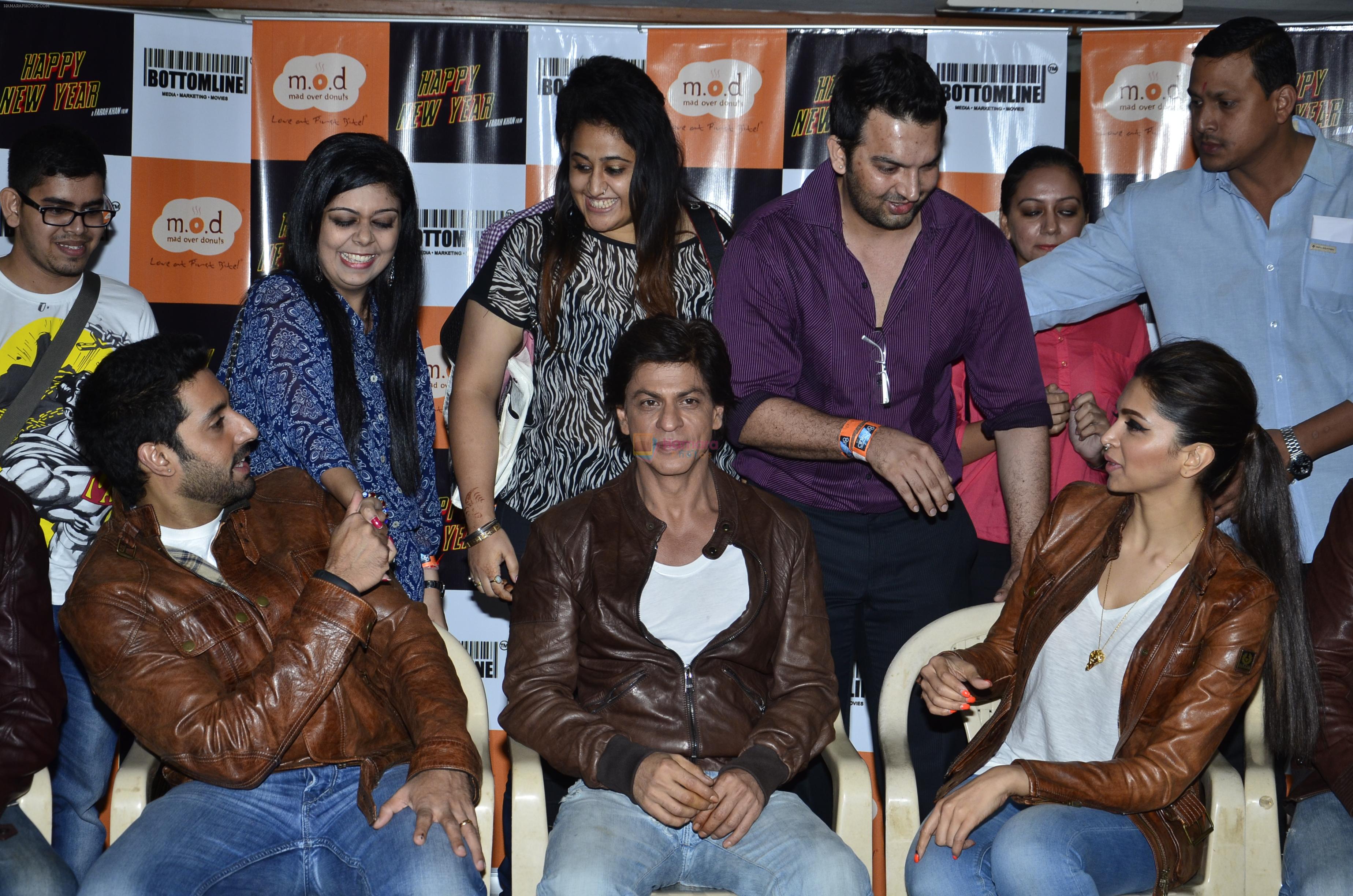 Shahrukh Khan, Deepika Padukone, Abhishek Bachchan at Mad Over Donuts - Happy New Year contest winners meet in Mumbai on 19th Oct 2014