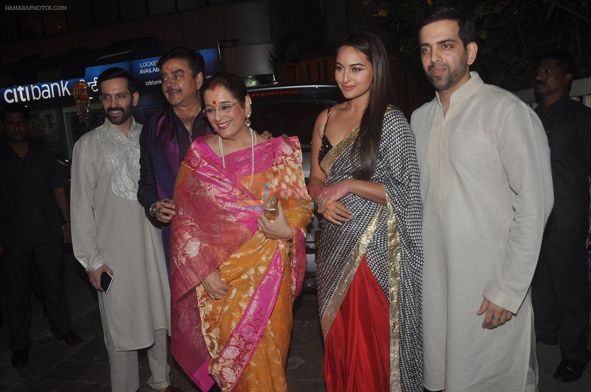 Poonam Sinha, Shatrughan Sinha, Sonakshi Sinha, Luv Sinha, Kush Sinha at Amitabh Bachchan and family celebrate Diwali in style on 23rd Oct 2014