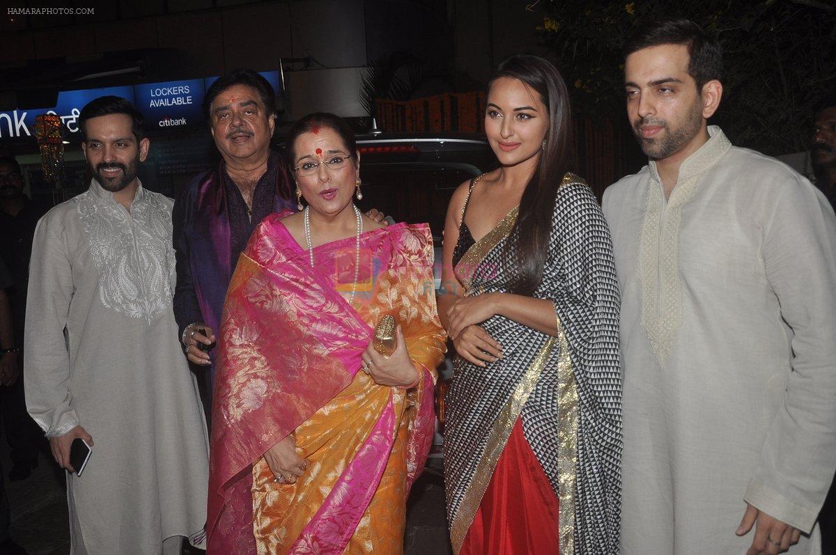 Poonam Sinha, Shatrughan Sinha, Sonakshi Sinha, Luv Sinha, Kush Sinha at Amitabh Bachchan and family celebrate Diwali in style on 23rd Oct 2014