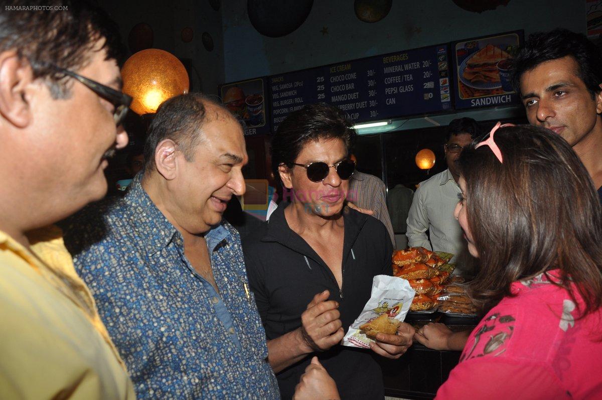 Shahrukh Khan, Sonu Sood with Team of Happy New Year visits Gaiety Cinema in Mumbai on 28th Oct 2014
