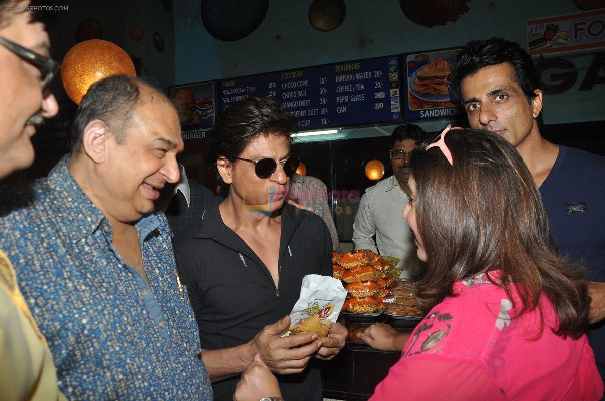 Shahrukh Khan, Sonu Sood with Team of Happy New Year visits Gaiety Cinema in Mumbai on 28th Oct 2014