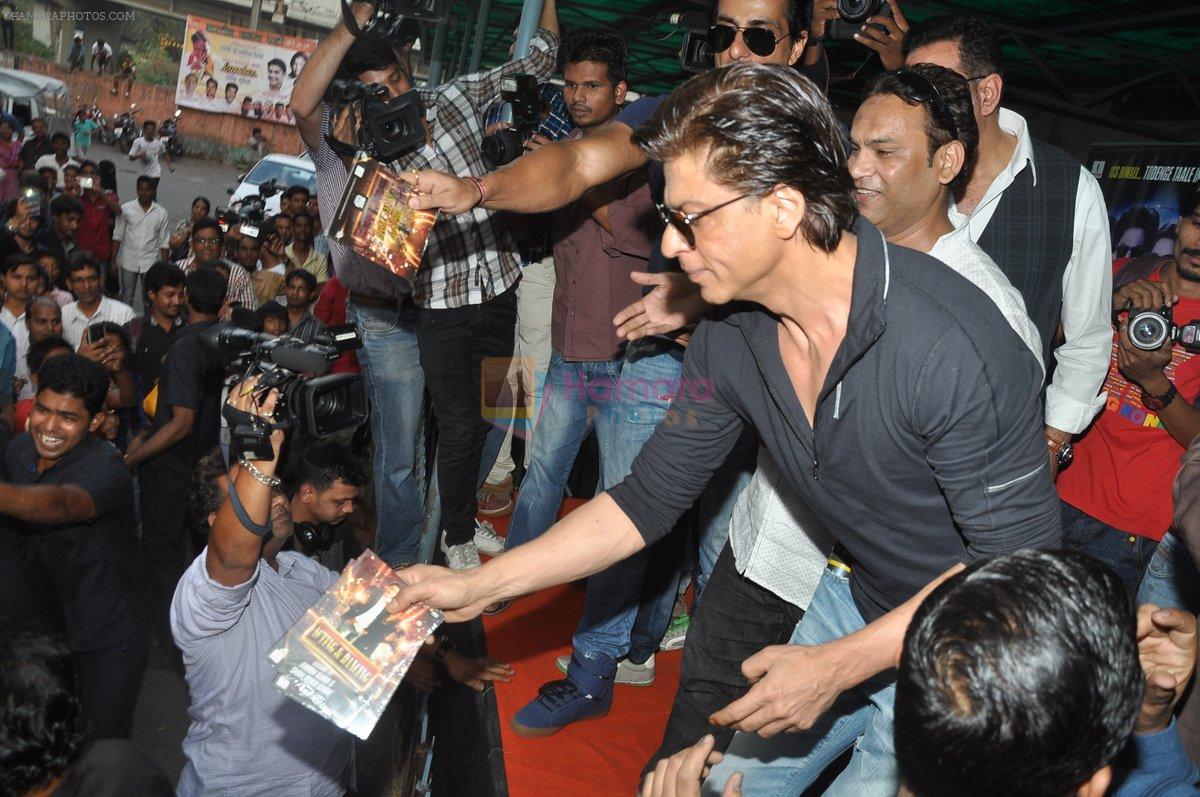 Shahrukh Khan with Team of Happy New Year visits Gaiety Cinema in Mumbai on 28th Oct 2014