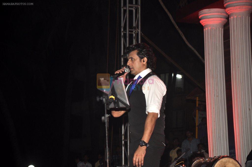 Sonu Nigam at Chatth Pooja in Juhu, Mumbai on 29th Oct 2014
