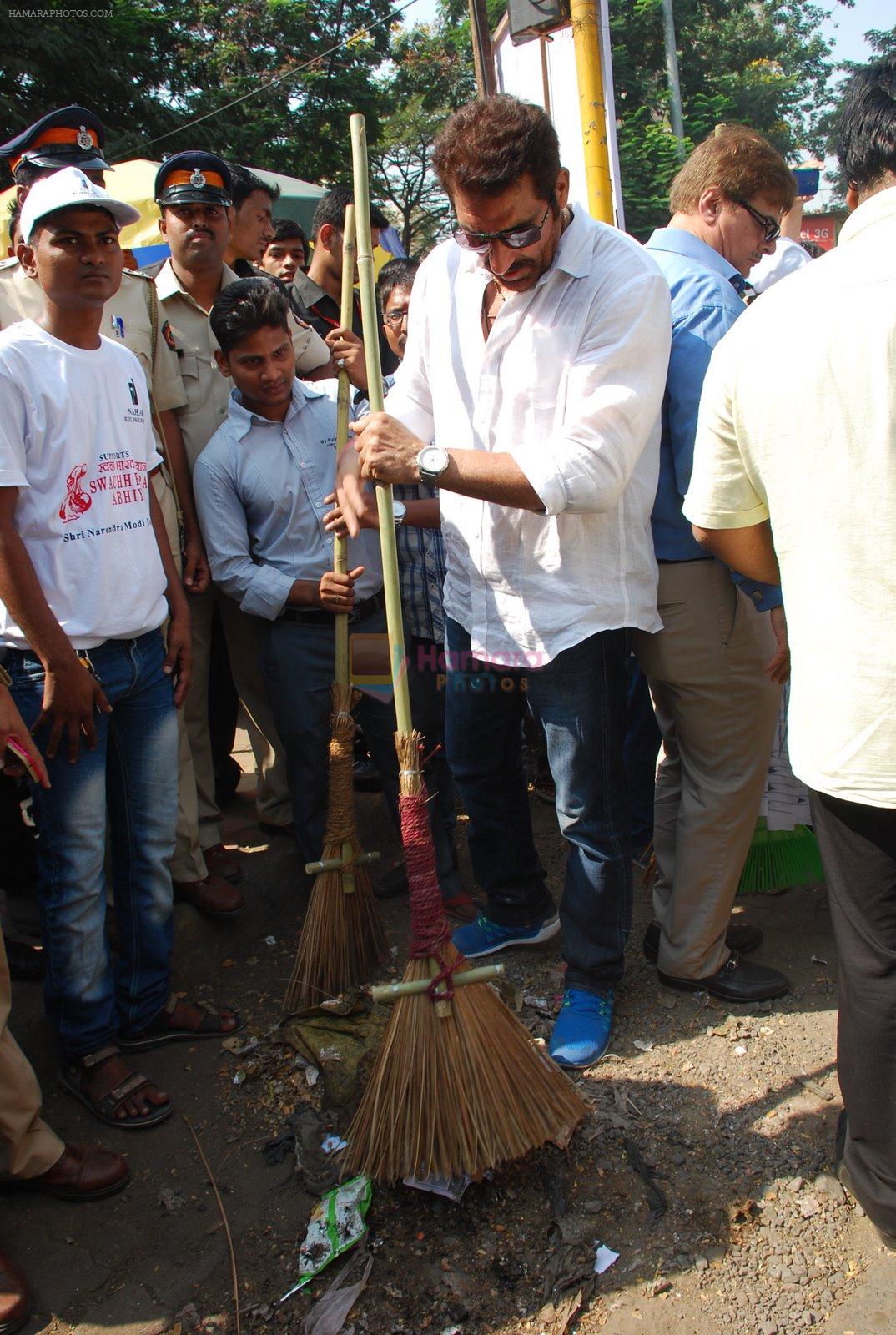 Mukesh Rishi at cleanliness drive by Nahar Group in Powai on 2nd Nov 2014