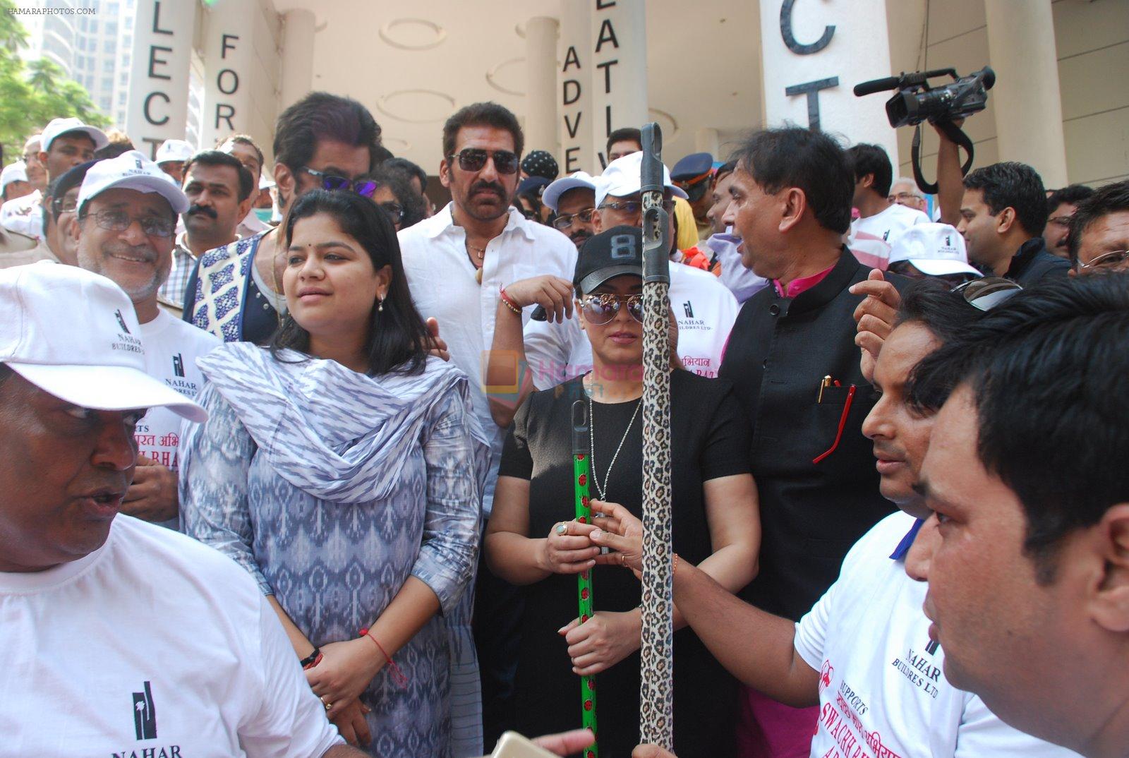 Mahima Chaudhry at cleanliness drive by Nahar Group in Powai on 2nd Nov 2014
