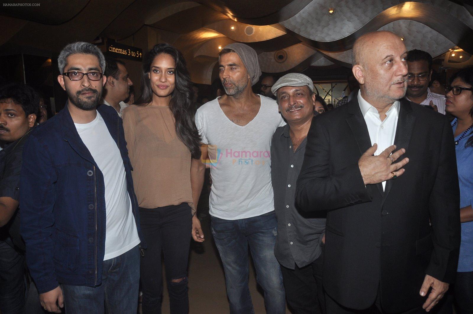 Anupam Kher, Piyush Mishra, Lisa Haydon, Akshay Kumar at The Shaukeens premiere in PVR, Mumbai on 6th Nov 2014