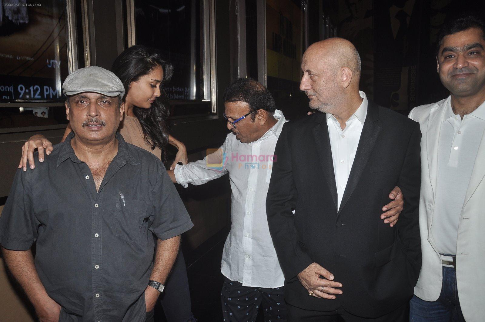 Anupam Kher, Annu Kapoor, Piyush Mishra, Lisa Haydon at The Shaukeens premiere in PVR, Mumbai on 6th Nov 2014