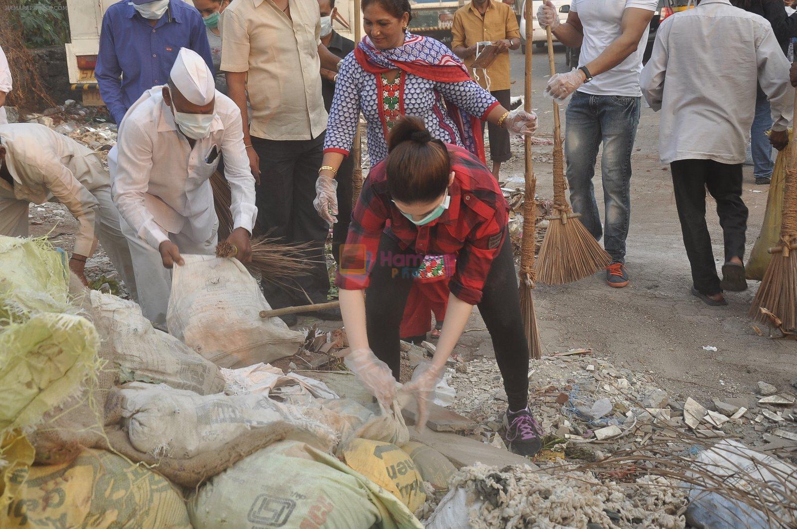 Tamannaah Bhatia at cleanliness drive in Andheri, Mumbai on 10th Nov 2014