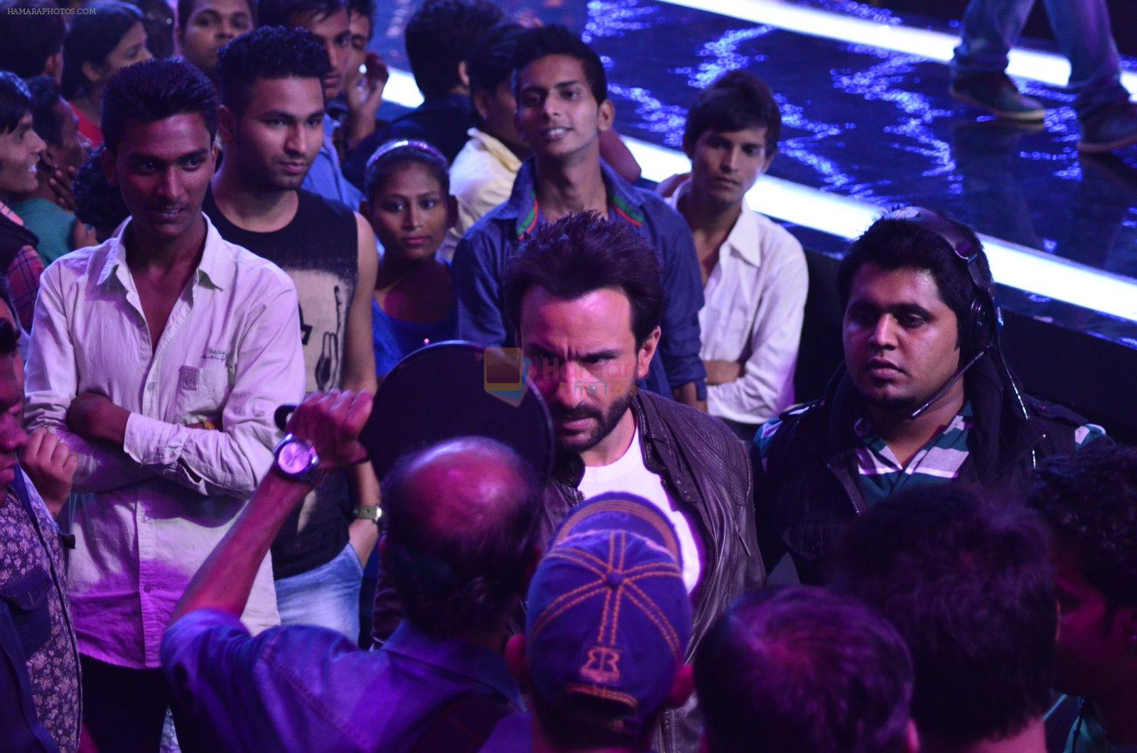 Saif Ali Khan promote Happy Ending on the sets of Raw Stars in Filmcity, Mumbai on 10th Nov 2014