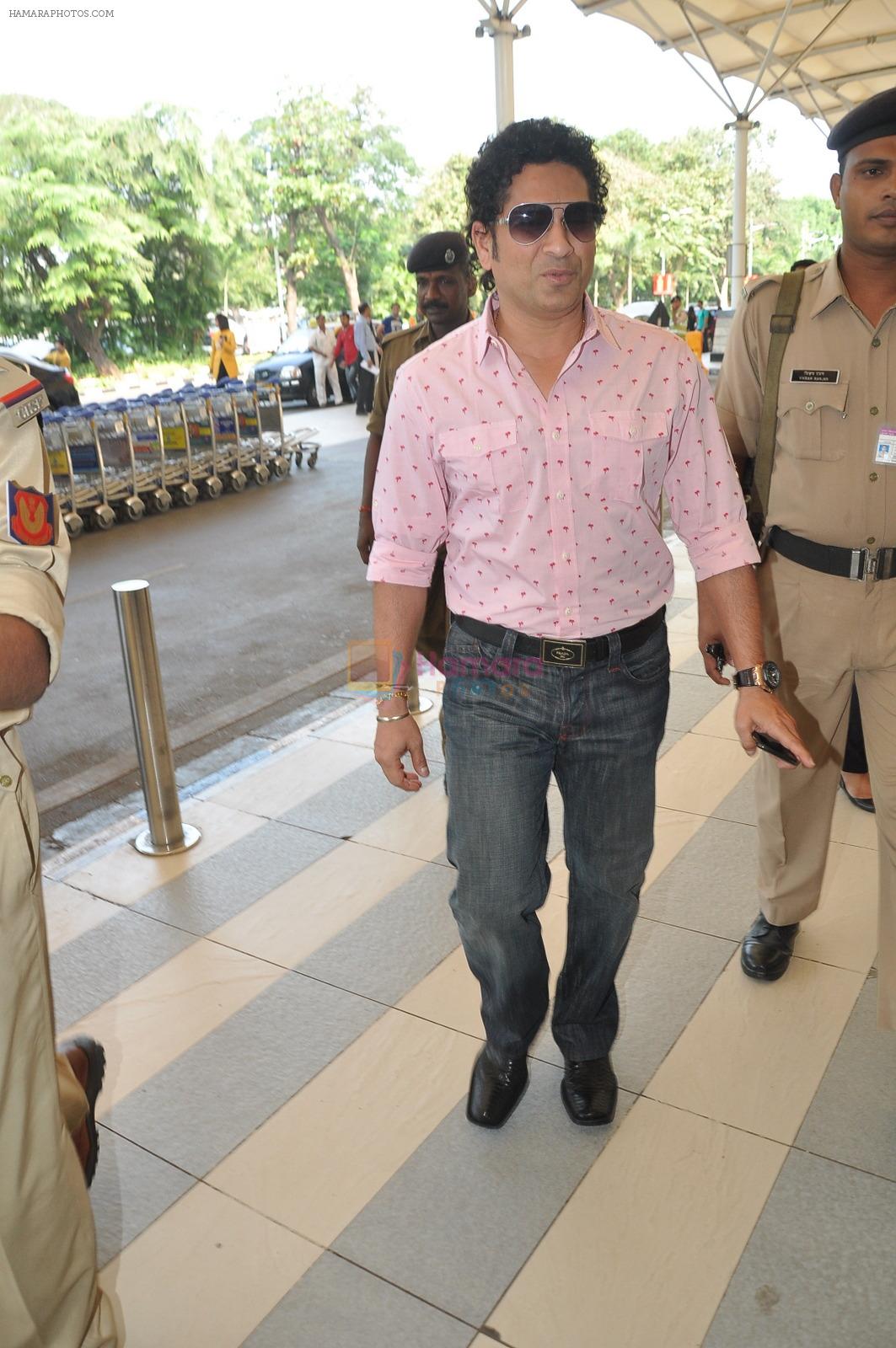 Sachin Tendulkar snapped at Airport on 18th Nov 2014