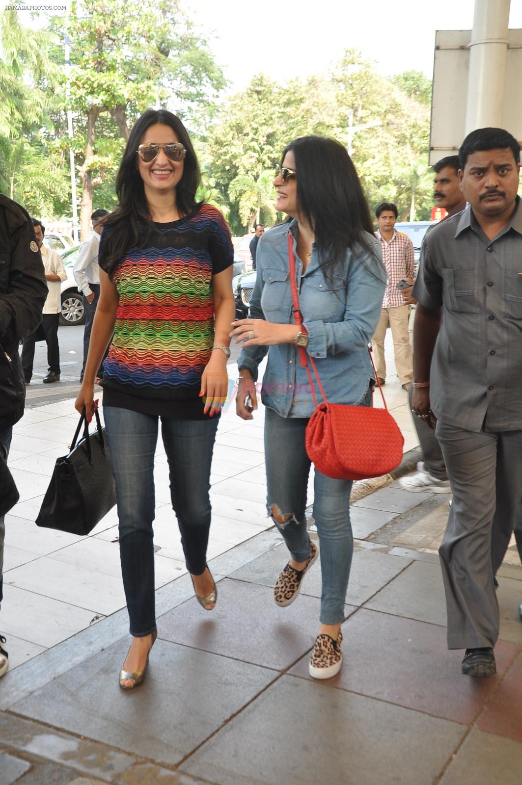 Anu Dewan leave for Arpita Khan's Wedding in Mumbai on 18th Nov 2014