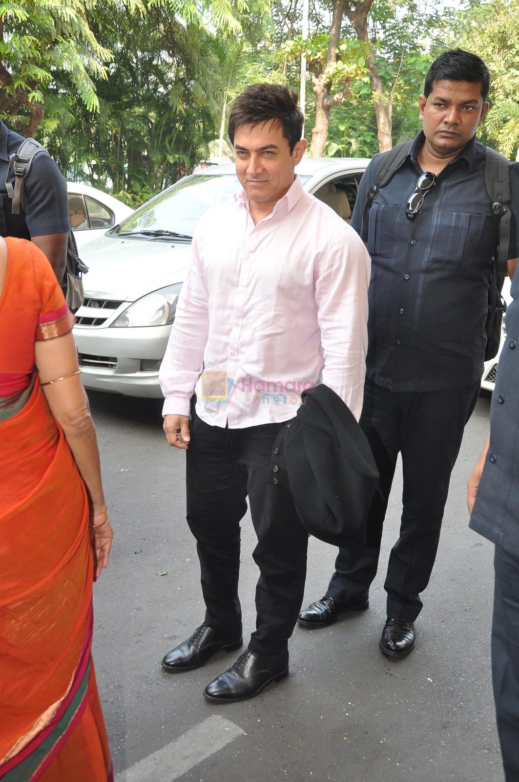 Aamir Khan leave for Arpita Khan's Wedding in Mumbai on 18th Nov 2014