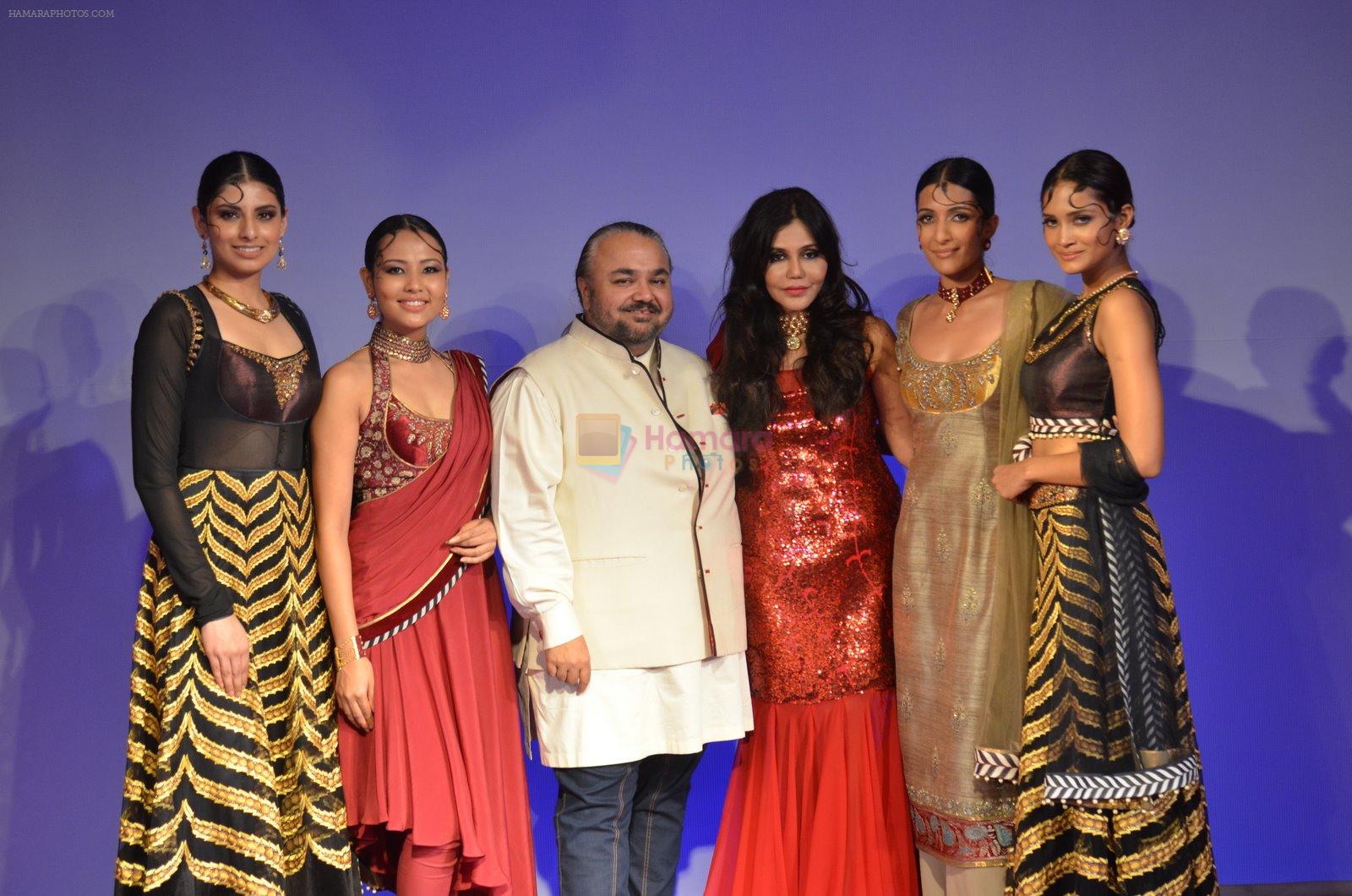 Nisha Jamwal at JJ Valaya show for ZOYA in Palladium on 20th Nov 2014