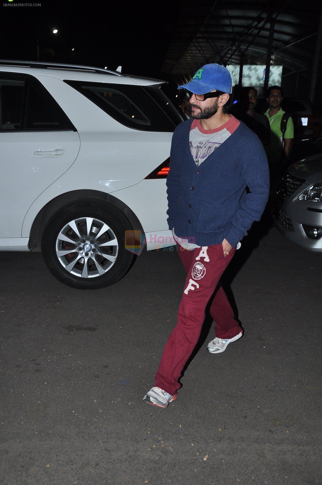 Saif Ali Khan  snapped in Mumbai Airport on 21st Nov 2014