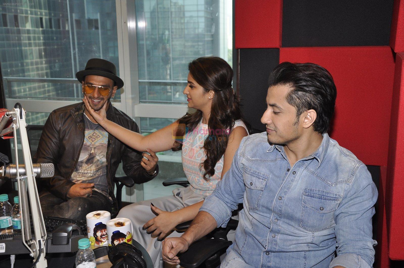 Parineeti Chopra, Ali Zafar, Ranveer Singh at Kill Dil promotions at Fever FM in Mumbai on 22nd Nov 2014
