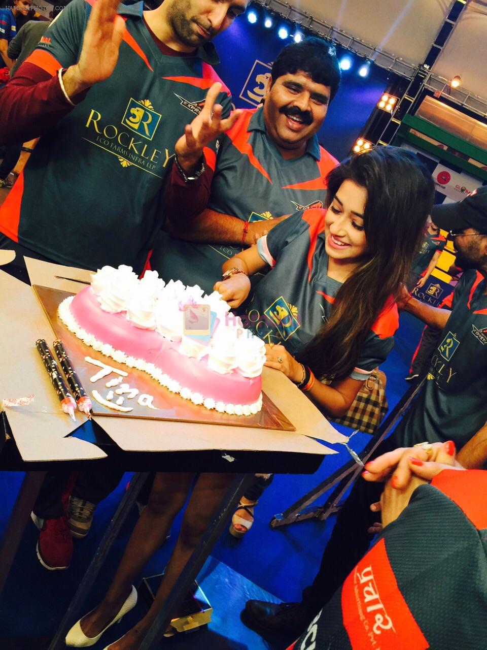 Tina Dutta birthday celebrations in Mumbai on 27th Nov 2014