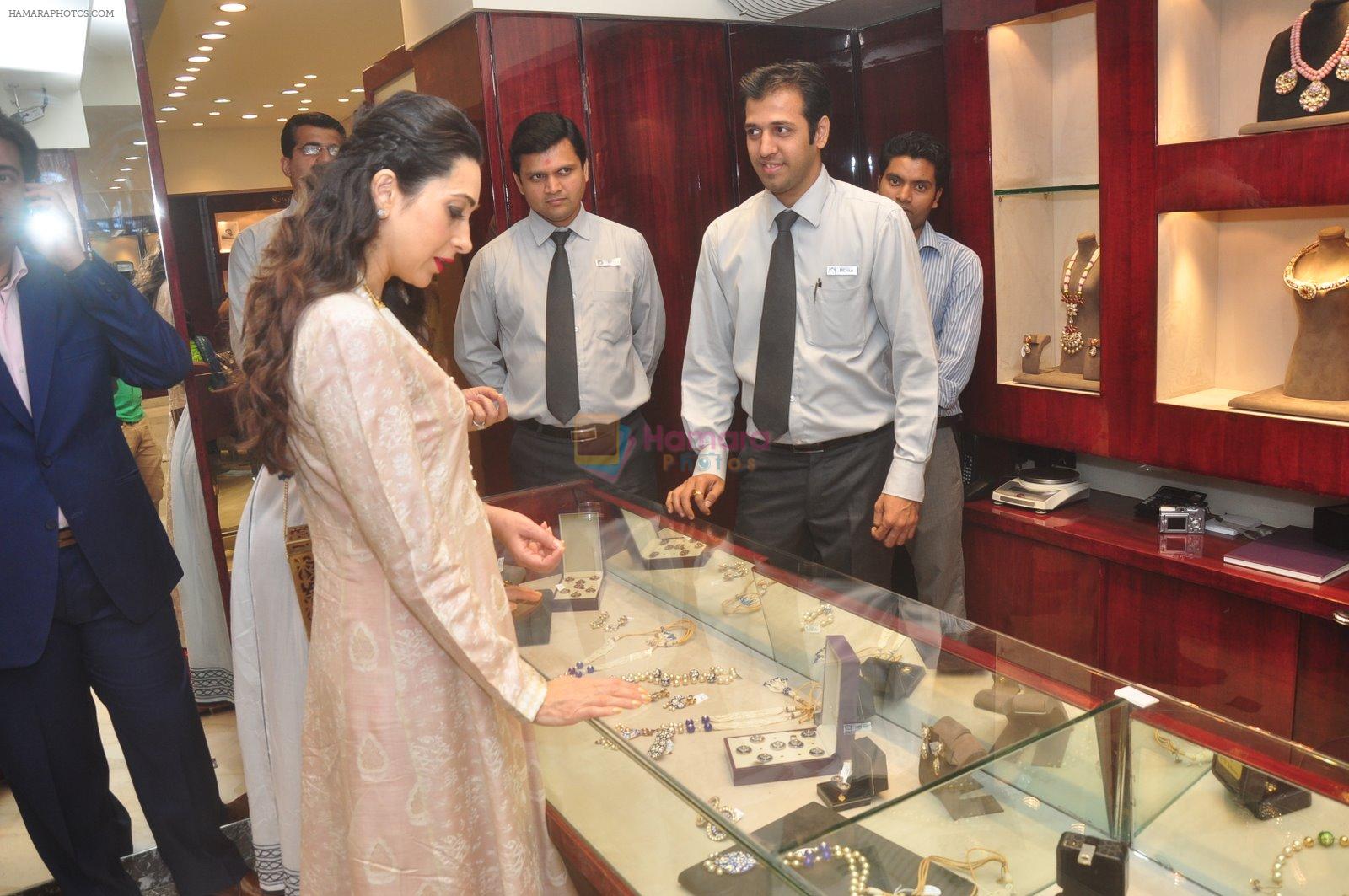 Karisma Kapoor at Notandas store in bandra, Mumbai on 27th Nov 2014