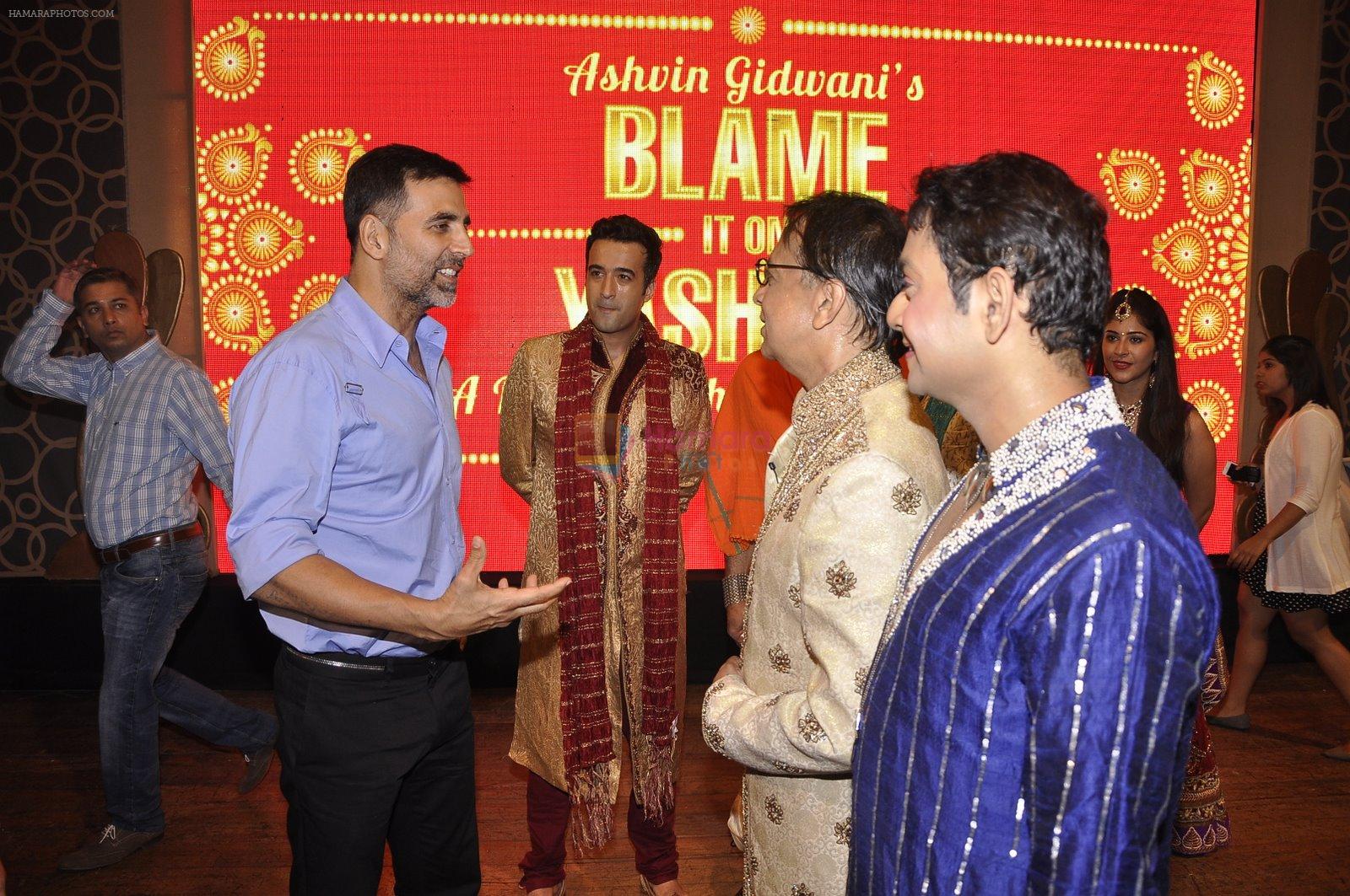 Sidharth Malhotra, Dimple Kapadia, Twinkle Khanna, Akshay Kumar at Ashvin Gidwani's Blame it on Yashraj show in Bhaidas on 29th Nov 2014