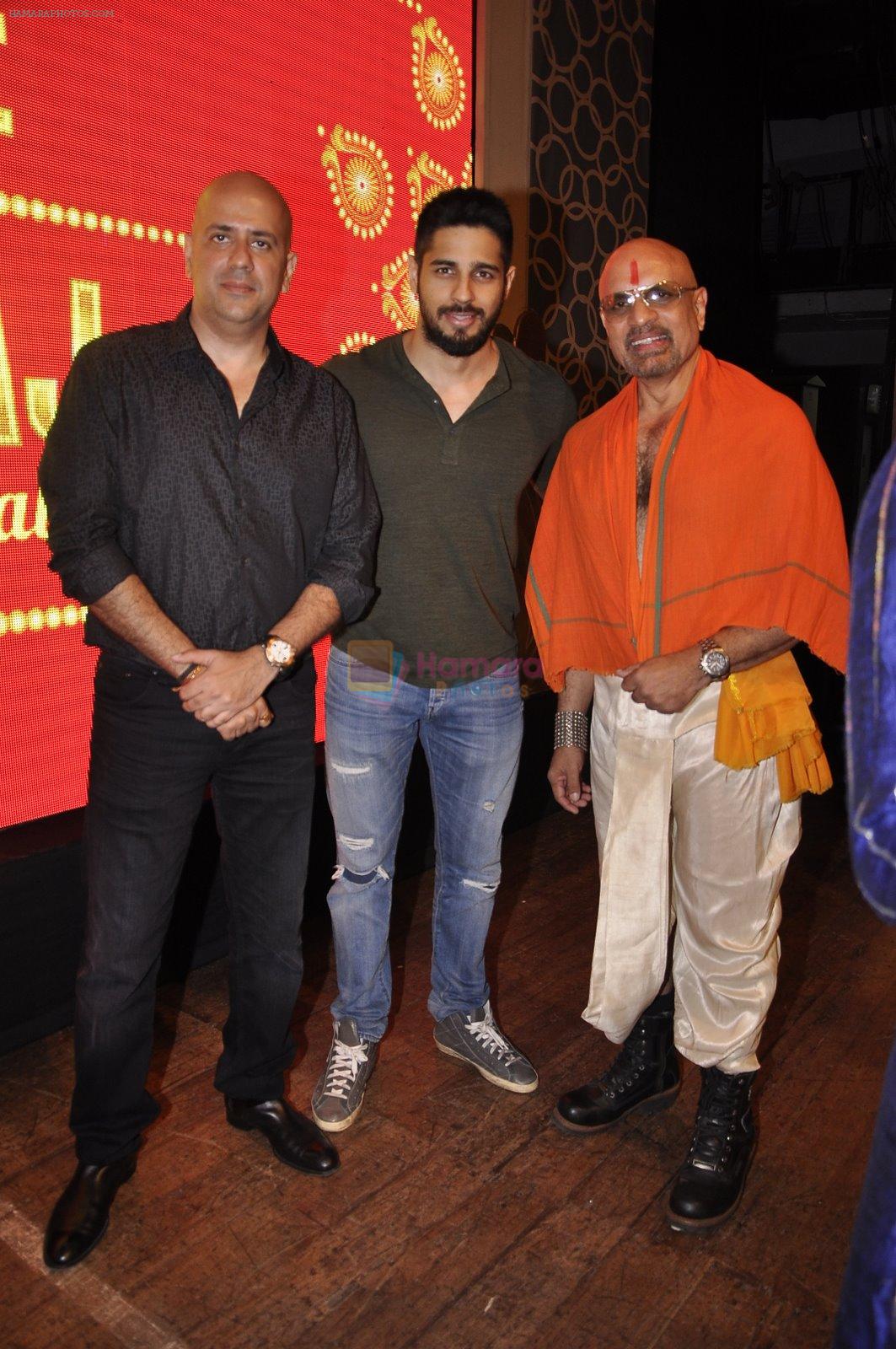 Sidharth Malhotra at Ashvin Gidwani's Blame it on Yashraj show in Bhaidas on 29th Nov 2014