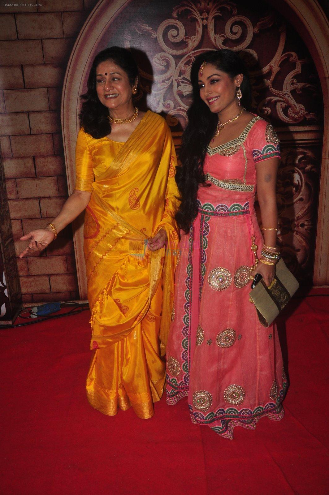 Aruna Irani at Zee Rishtey Awards in Andheri Sports Complex, Mumbai on 29th Nov 2014