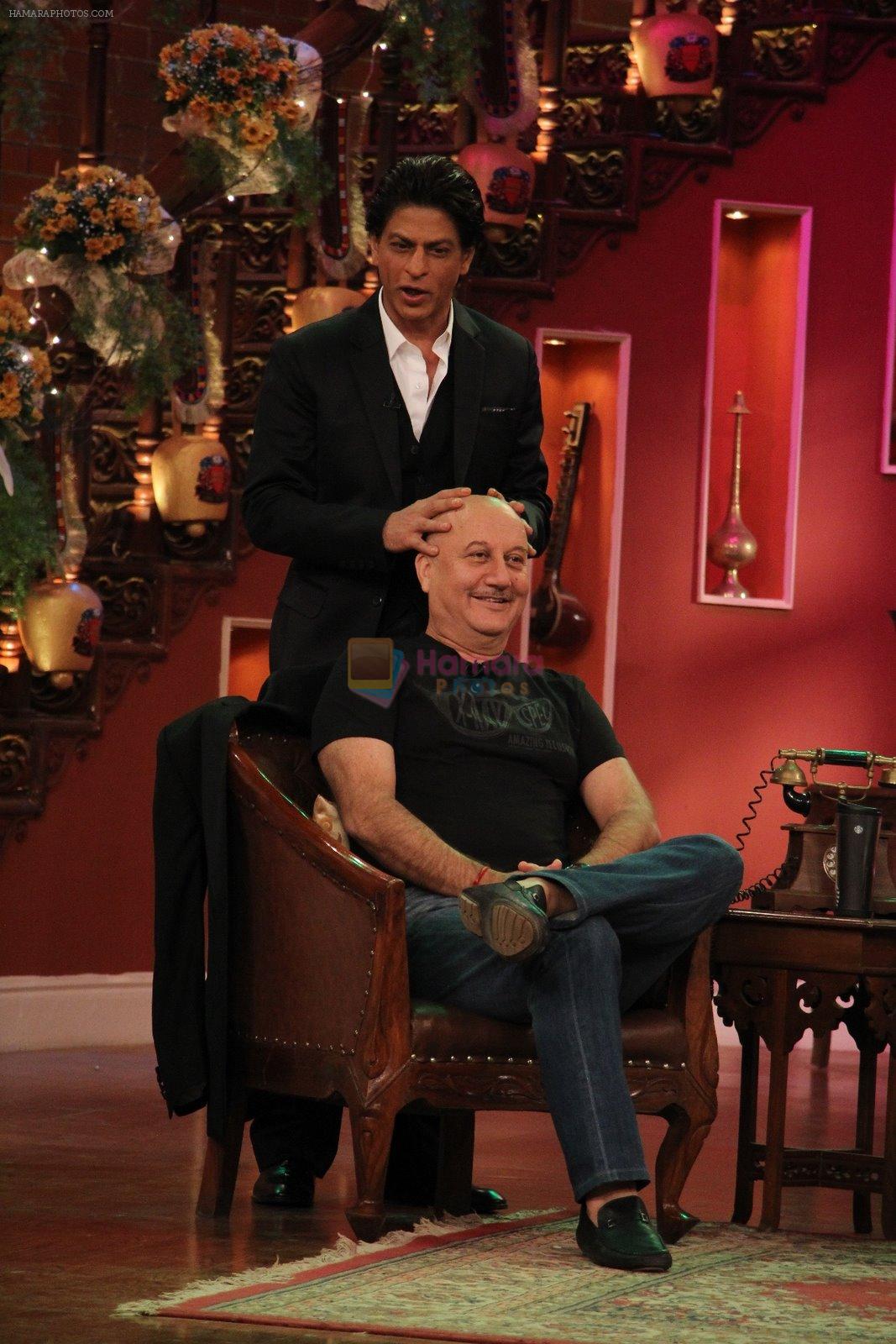 Shahrukh Khan gives champi to Anupam Kher with DDLJ cast celebrates 1000th week on the sets of Comedy Nights With Kapil