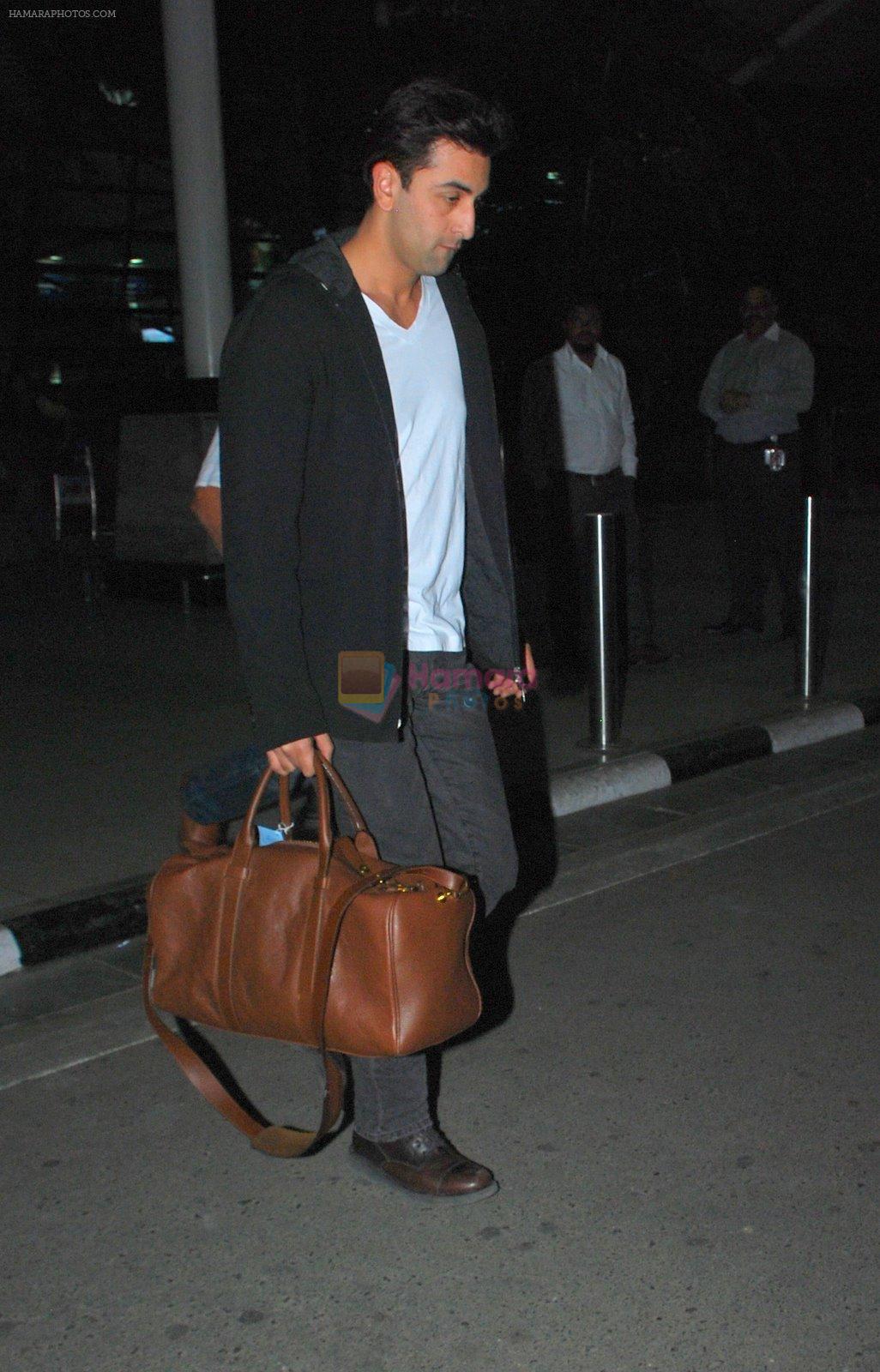 Ranbir Kapoor snapped at airport in Mumbai on 3rd Nov 2014
