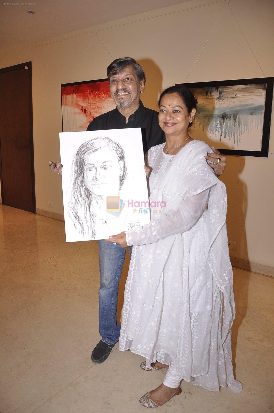 Zarina Wahab, Amol Palekar at Amol Palekar's painting exhibition in Mumbai on 7th Dec 2014