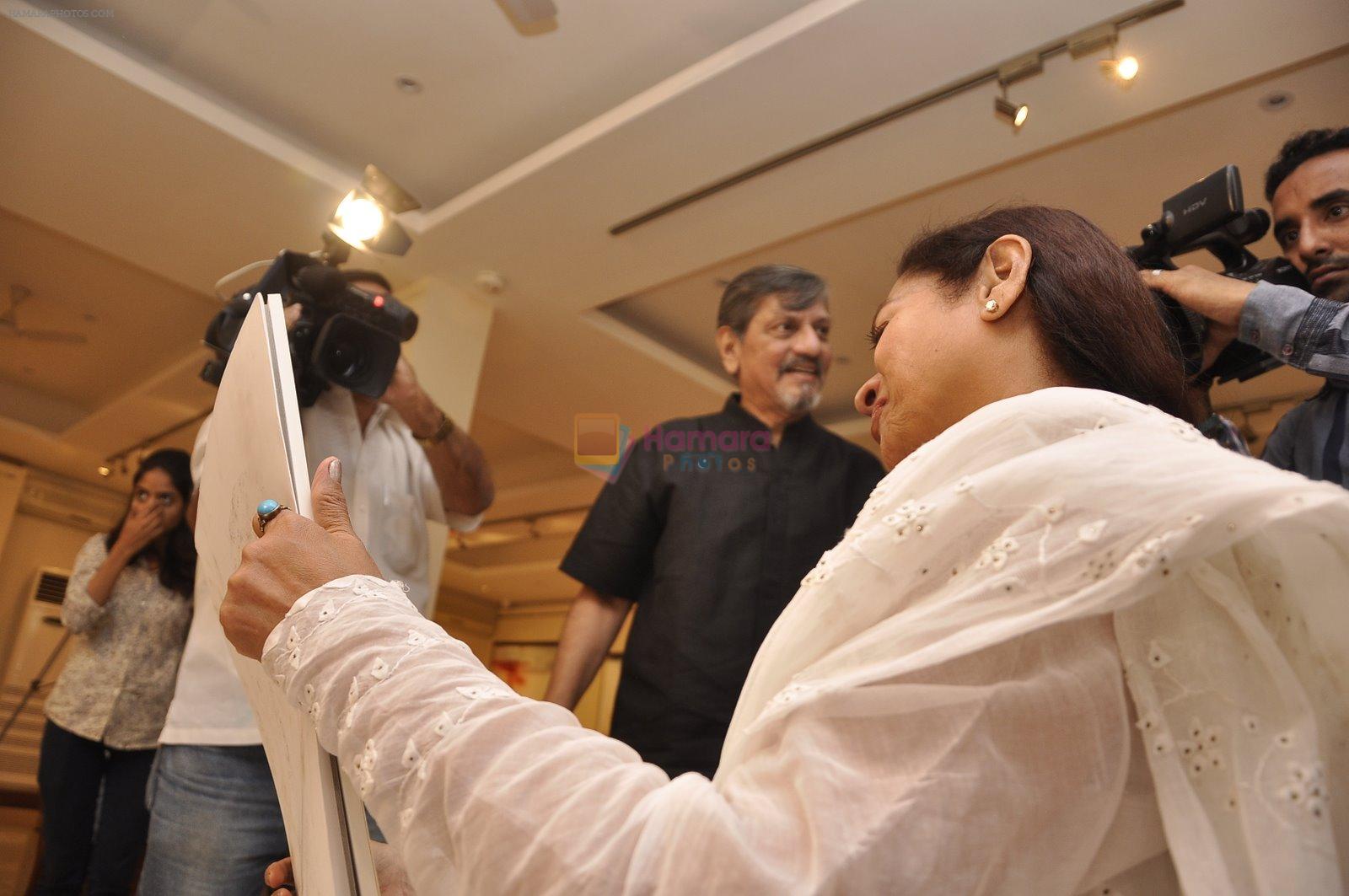 Zarina Wahab, Amol Palekar at Amol Palekar's painting exhibition in Mumbai on 7th Dec 2014