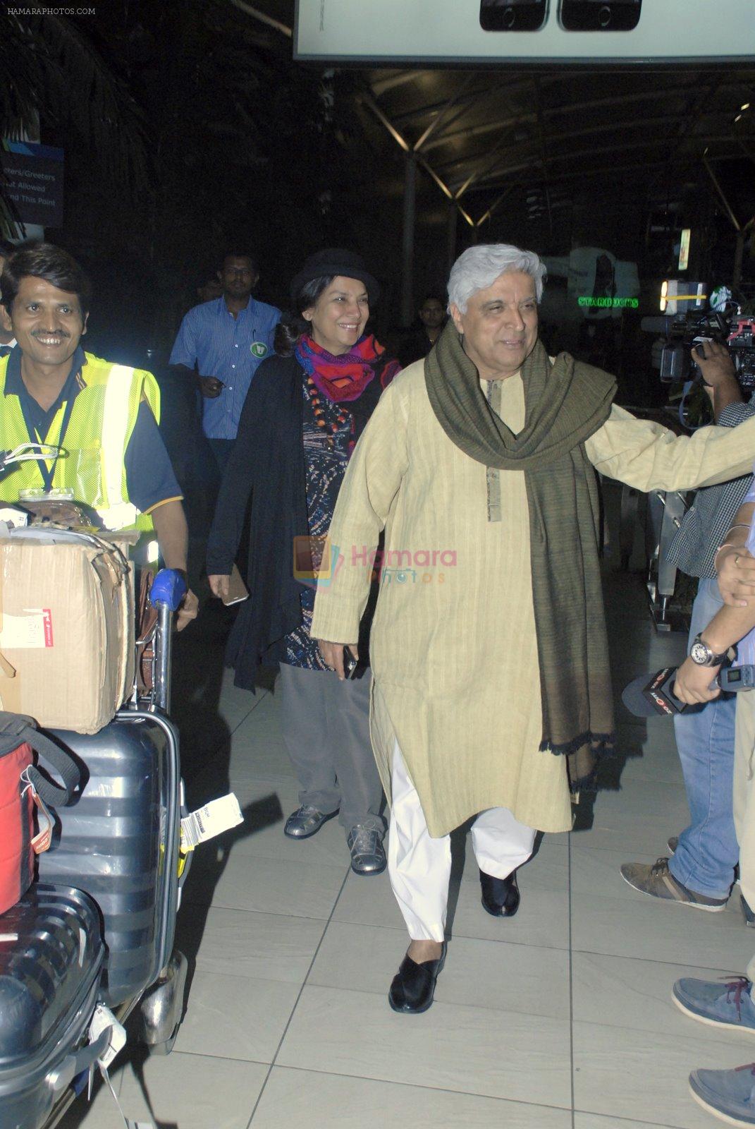Javed Akhtar, Shabana Azmi snapped at airport on 8th Dec 2014