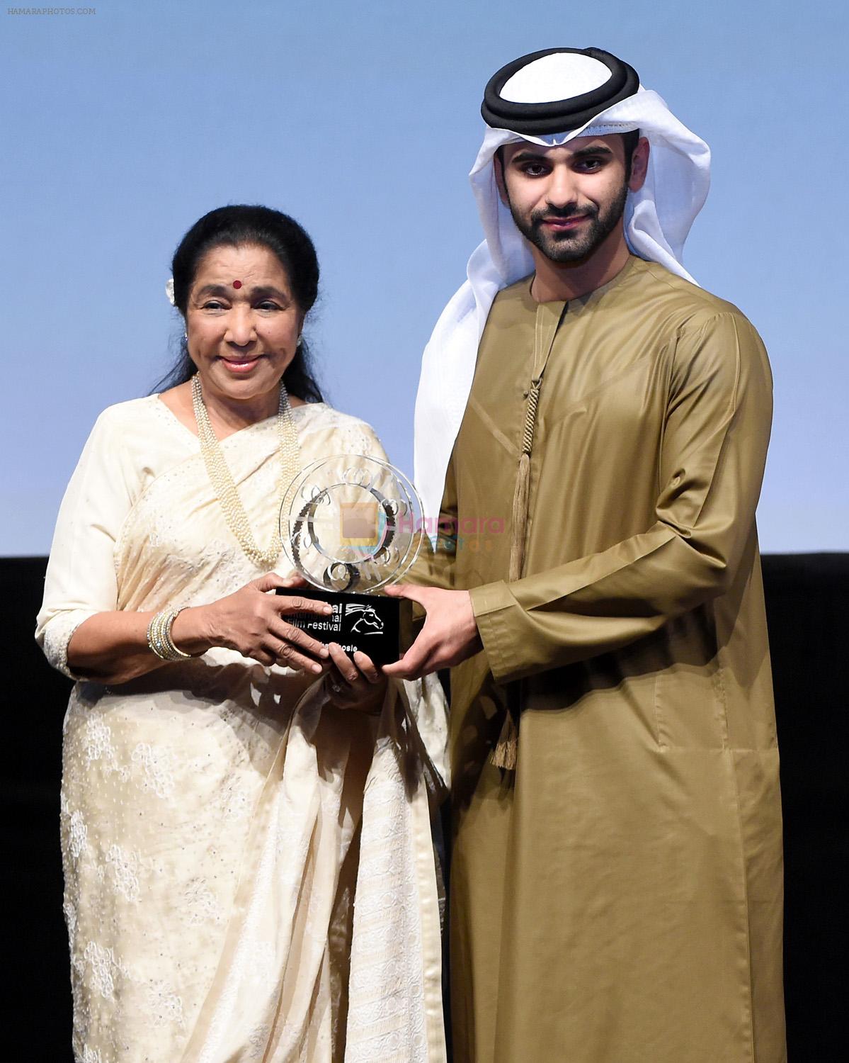 Asha Bhosle receiving the DIFF Lifetime Achievement Award from HH HH Sheikh Mansour Bin Mohammed Bin Rashid Al Makhtoom