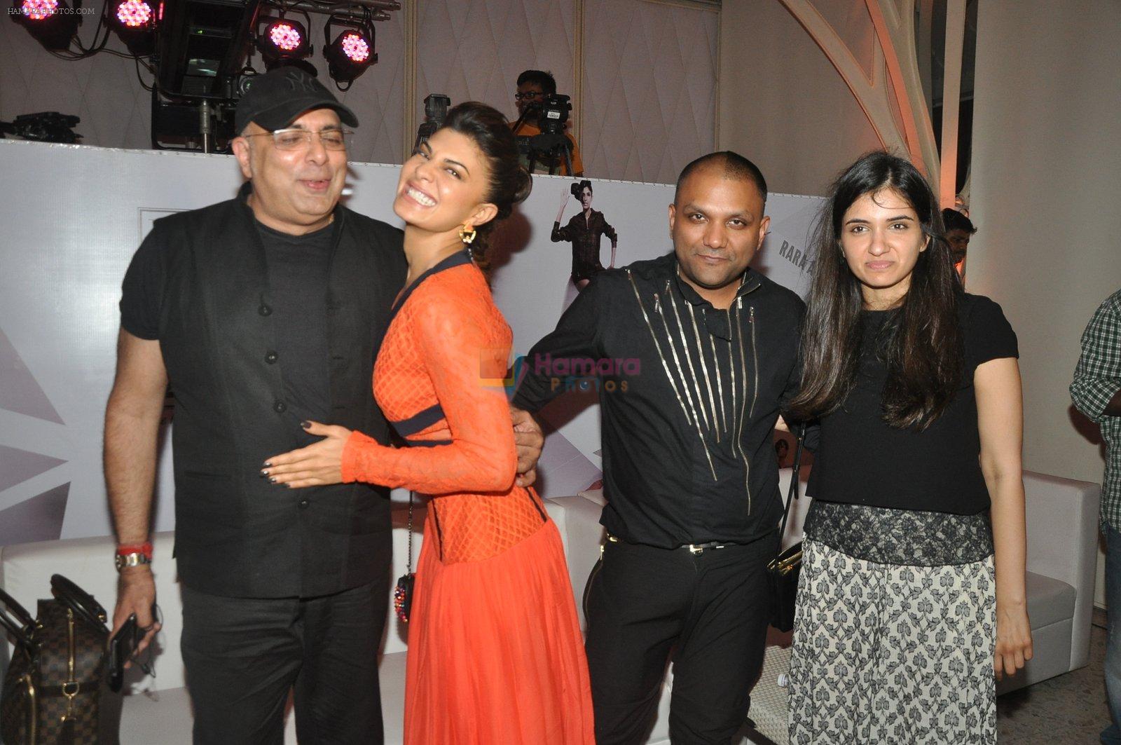 Jacqueline Fernandez, Tarun Tahiliani & Gaurav Gupta at Elle Graduates Fashion Show in Mumbai on 11th Dec 2014