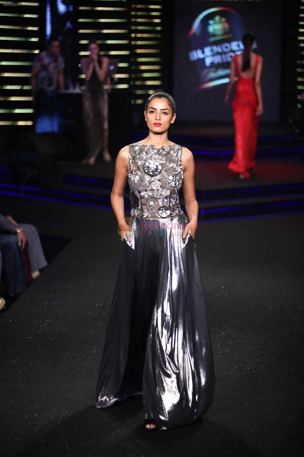 Model walks for Namrata Joshipura at Blenders Pride Fashion Show Kolkata on 14th Dec 2014