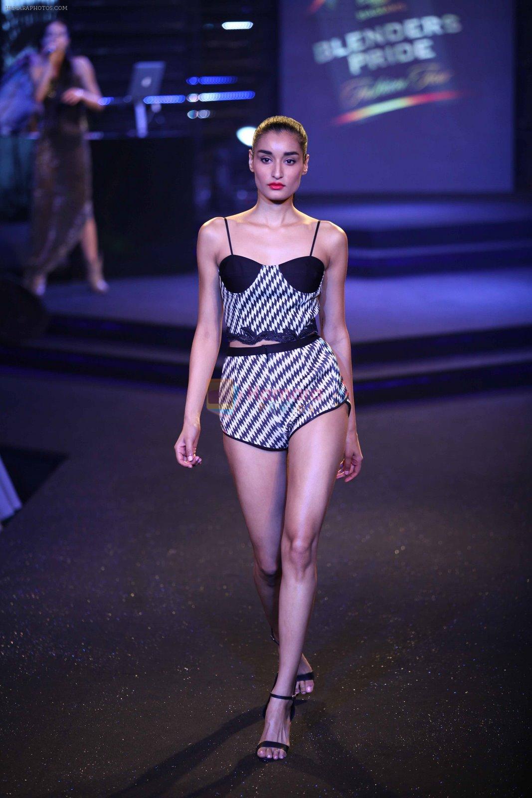 Model walks for Namrata Joshipura at Blenders Pride Fashion Show Kolkata on 14th Dec 2014