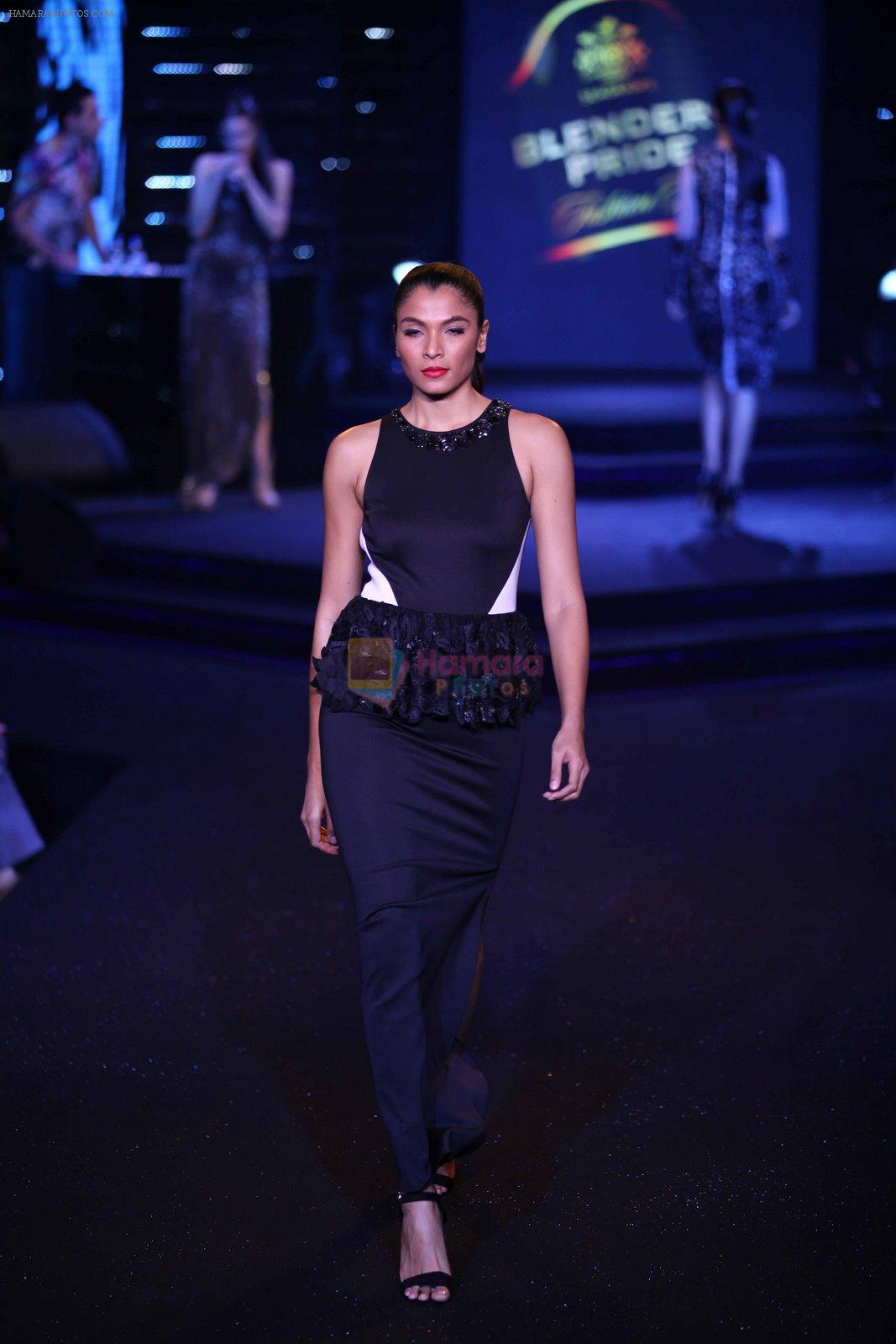 Model walks for Namrata Joshipura at Blenders Pride Fashion Show Kolkata on 14th Dec 2014
