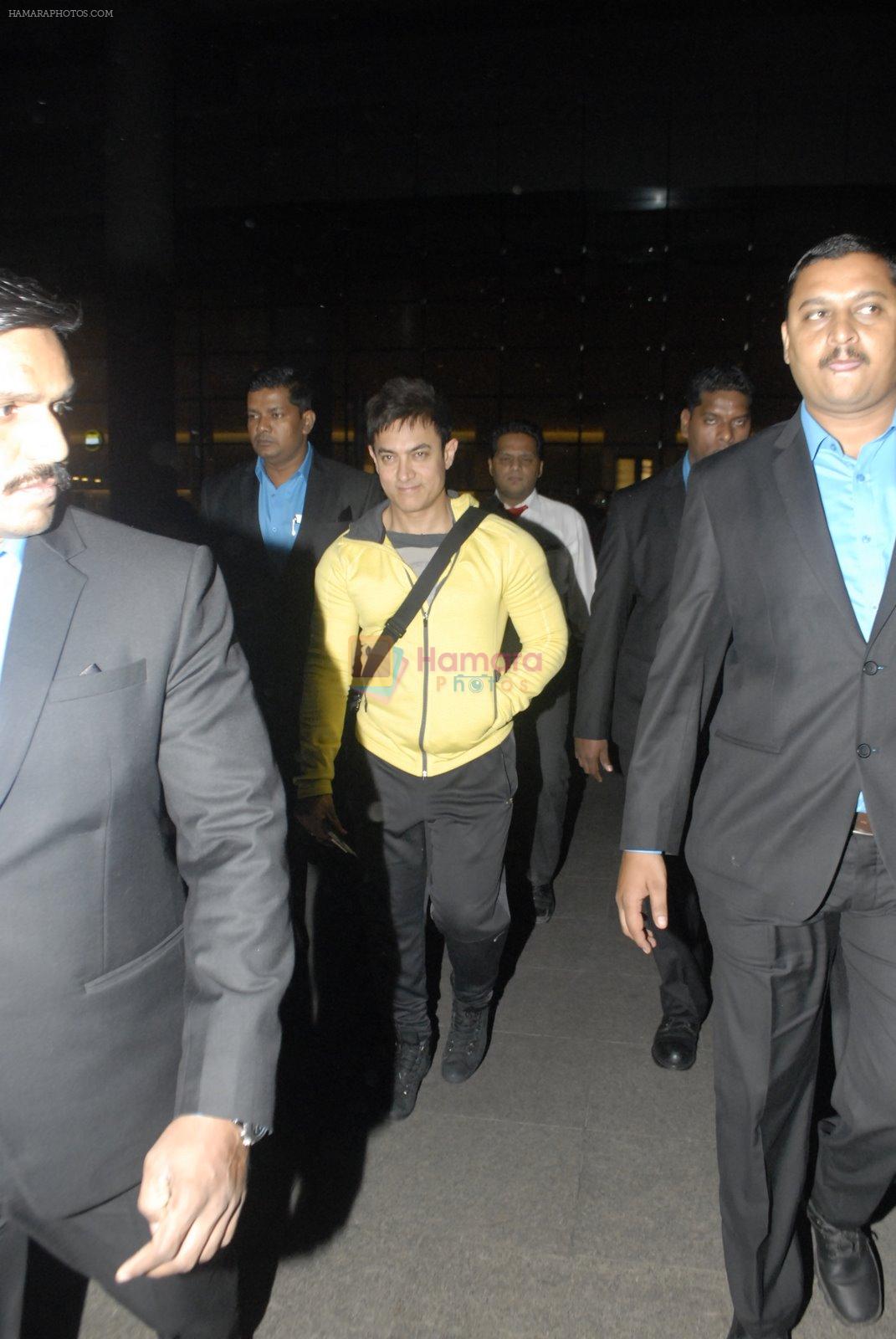 Aamir Khan return from Dubai in Mumbai Airport on 16th Dec 2014