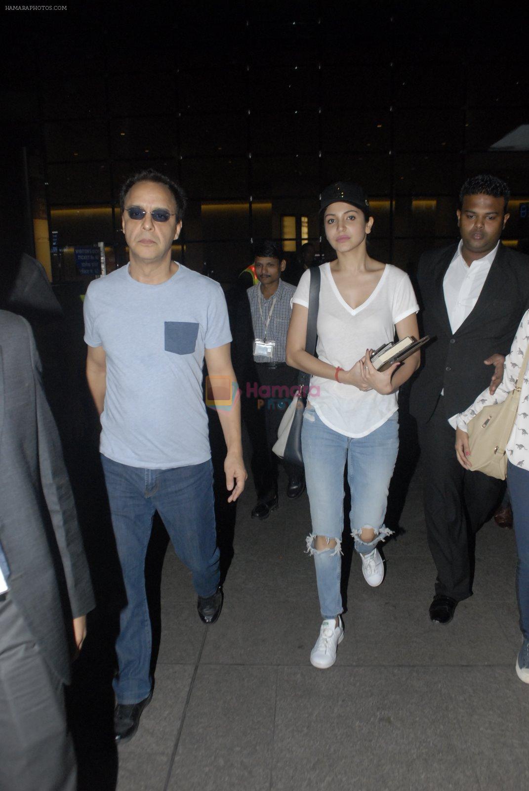 Aamir Khan, Anushka Sharma, Vidhu Vinod Chopra return from Dubai in Mumbai Airport on 16th Dec 2014