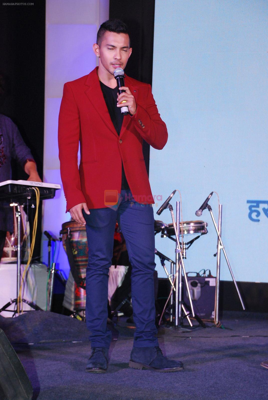 Aditya Narayan at Zee's concert in Band Stand, Mumbai on 17th Dec 2014