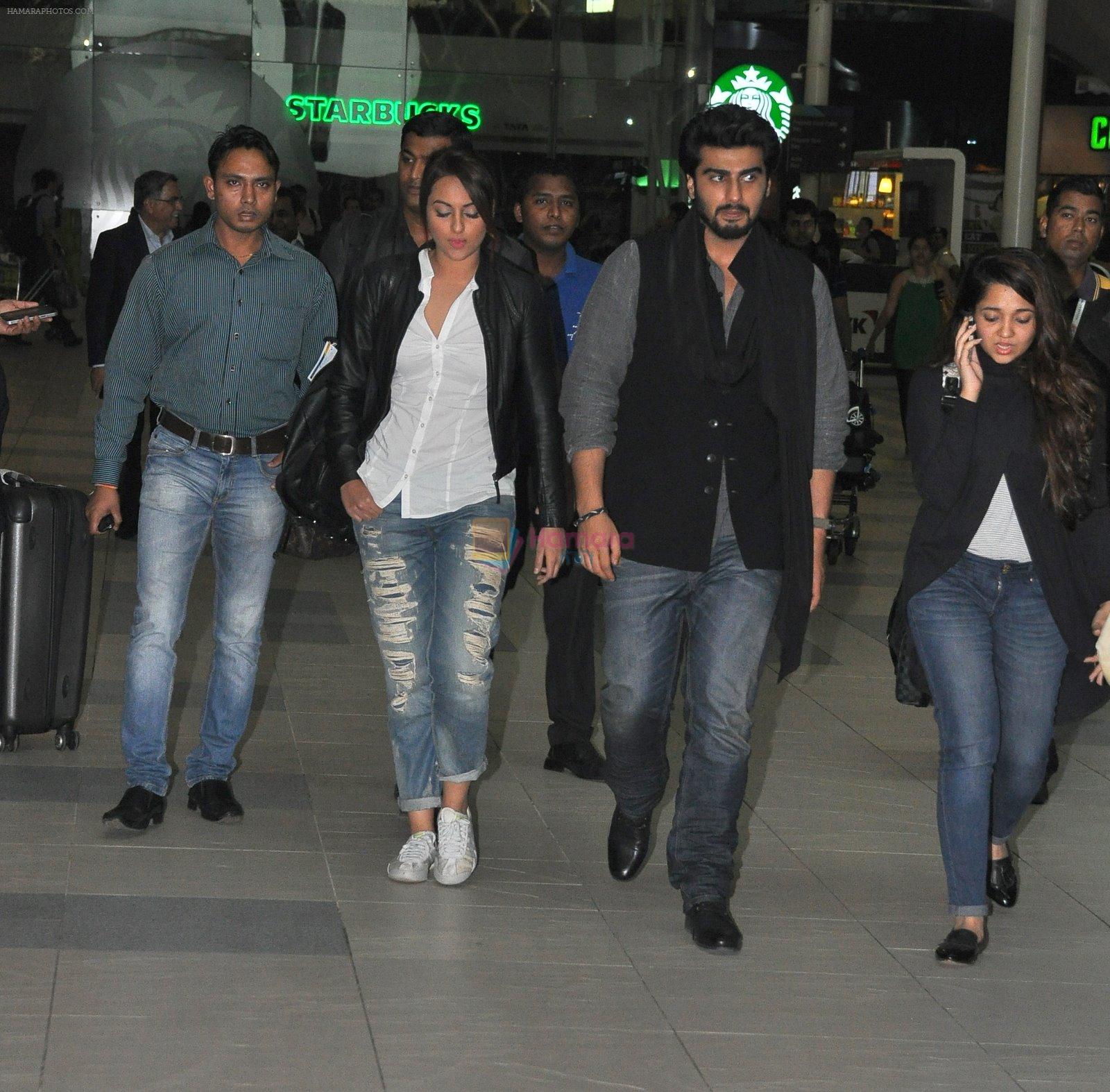 Sonakshi Sinha, Arjun Kapoor snapped at Mumbai Airport on 17th Dec 2014