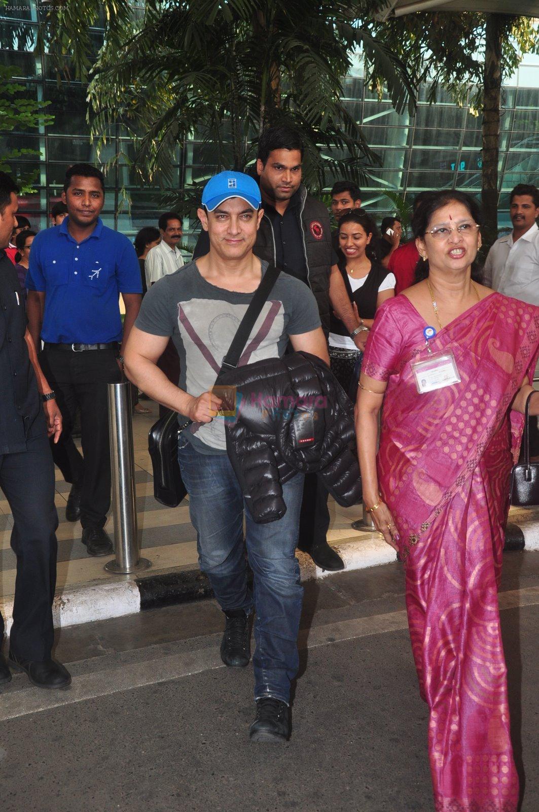 Aamir Khan snapped at airport in Mumbai on 20th Dec 2014