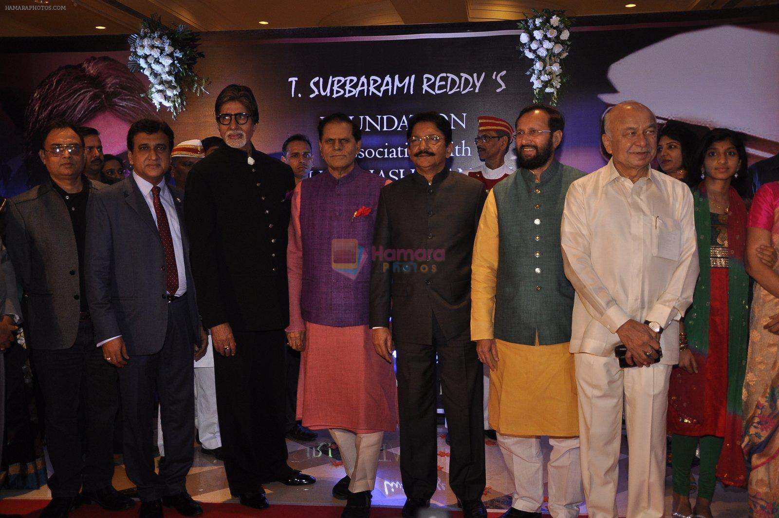 Amitabh Bachchan at Yash Chopra Memorial Award in Mumbai on 25th Dec 2014