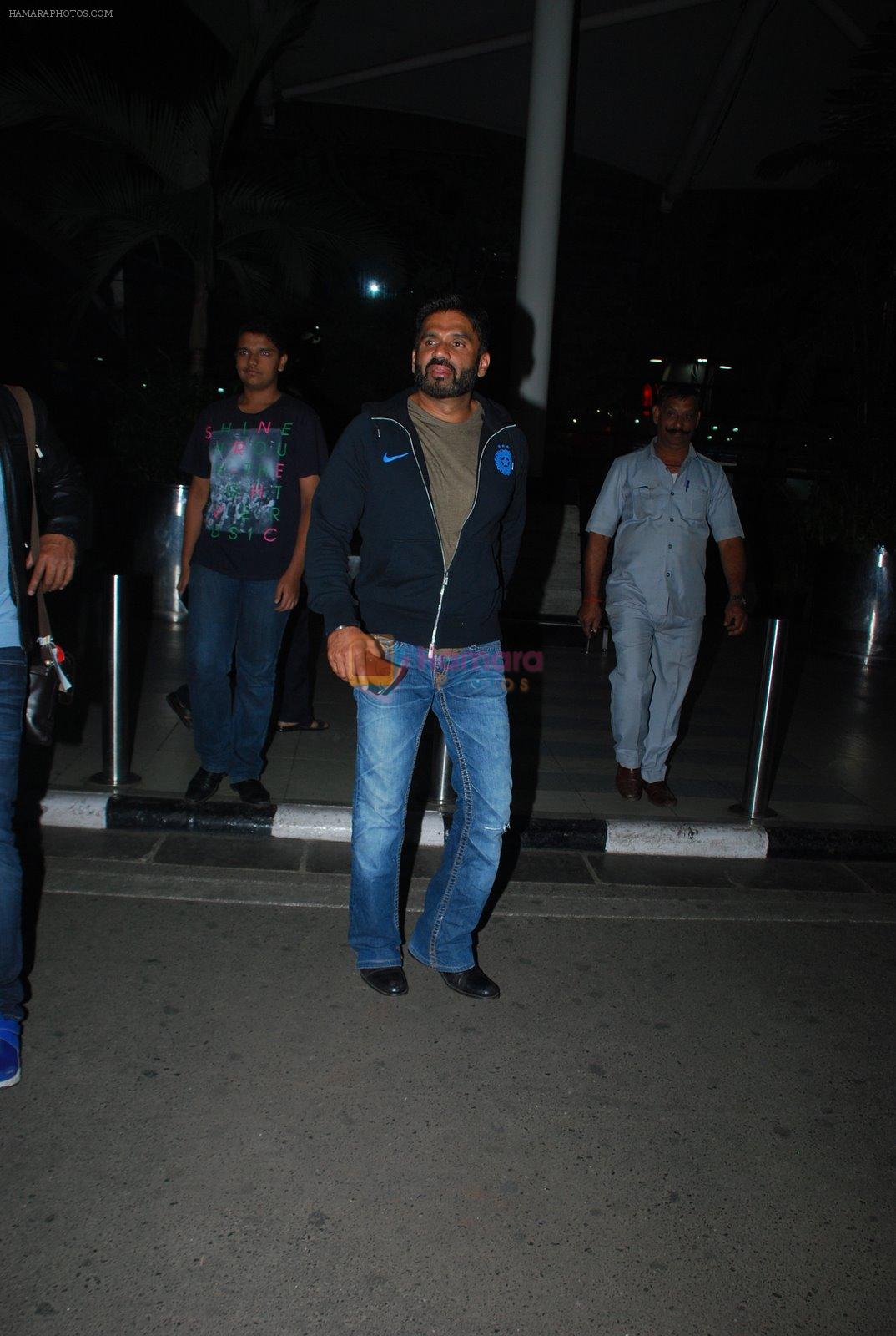 Sunil Shetty, Ravi Kishan snapped at airport in Mumbai on 2nd Jan 2015