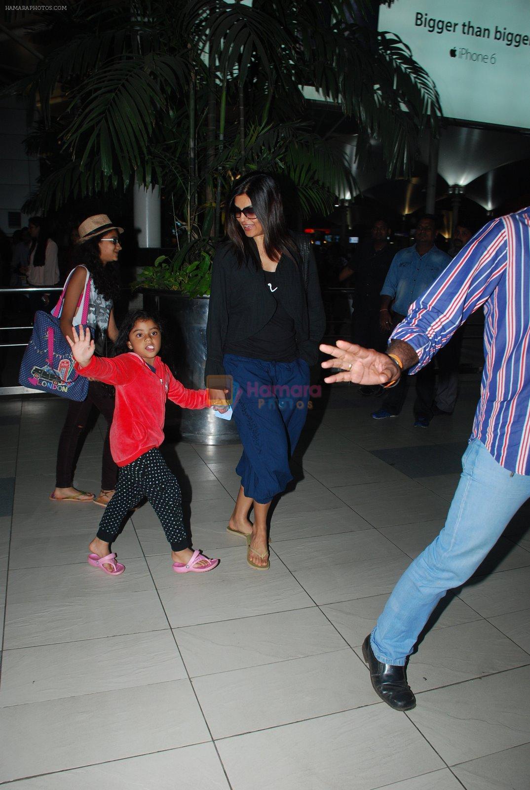 Sushmita Sen snapped at airport in Mumbai on 2nd Jan 2015