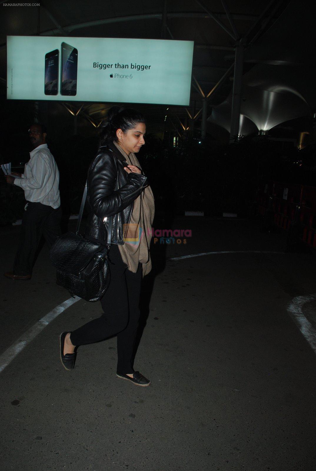 Rhea Kapoor snapped at airport in Mumbai on 2nd Jan 2015