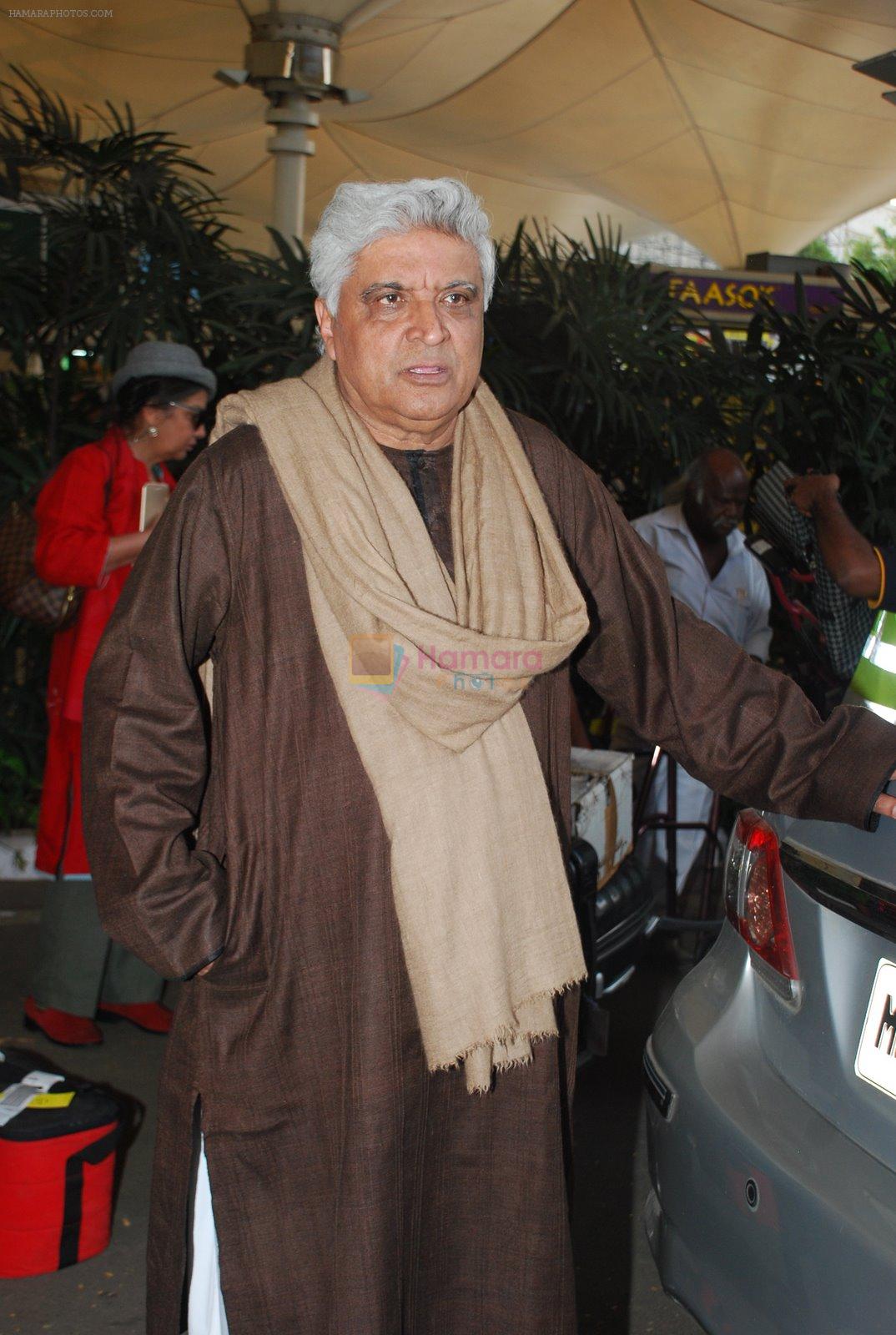 Javed Akhtar snapped at airport in Mumbai on 2nd Jan 2015