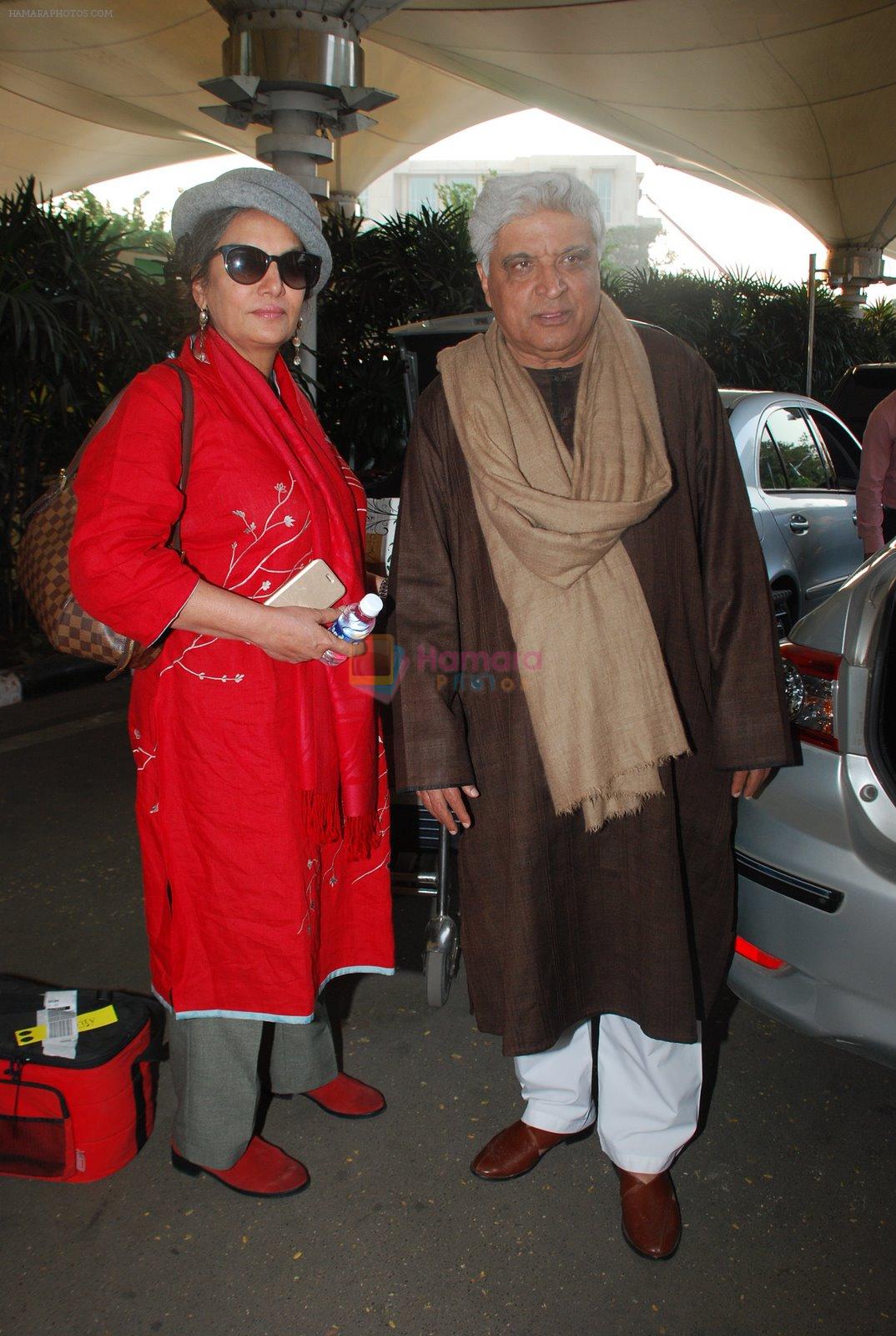 Javed AKhtar, Shabana Azmi snapped at airport in Mumbai on 2nd Jan 2015