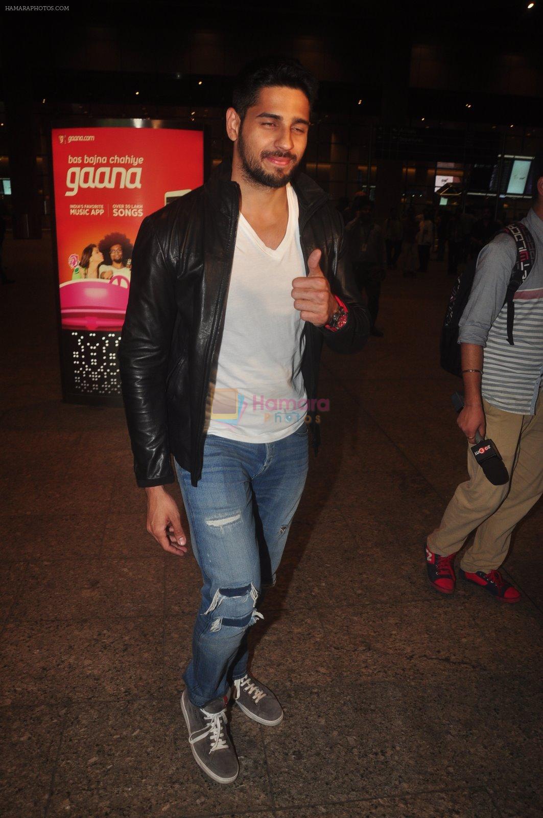 Sidharth Malhotra snapped at airport in Mumbai on 4th Jan 2014