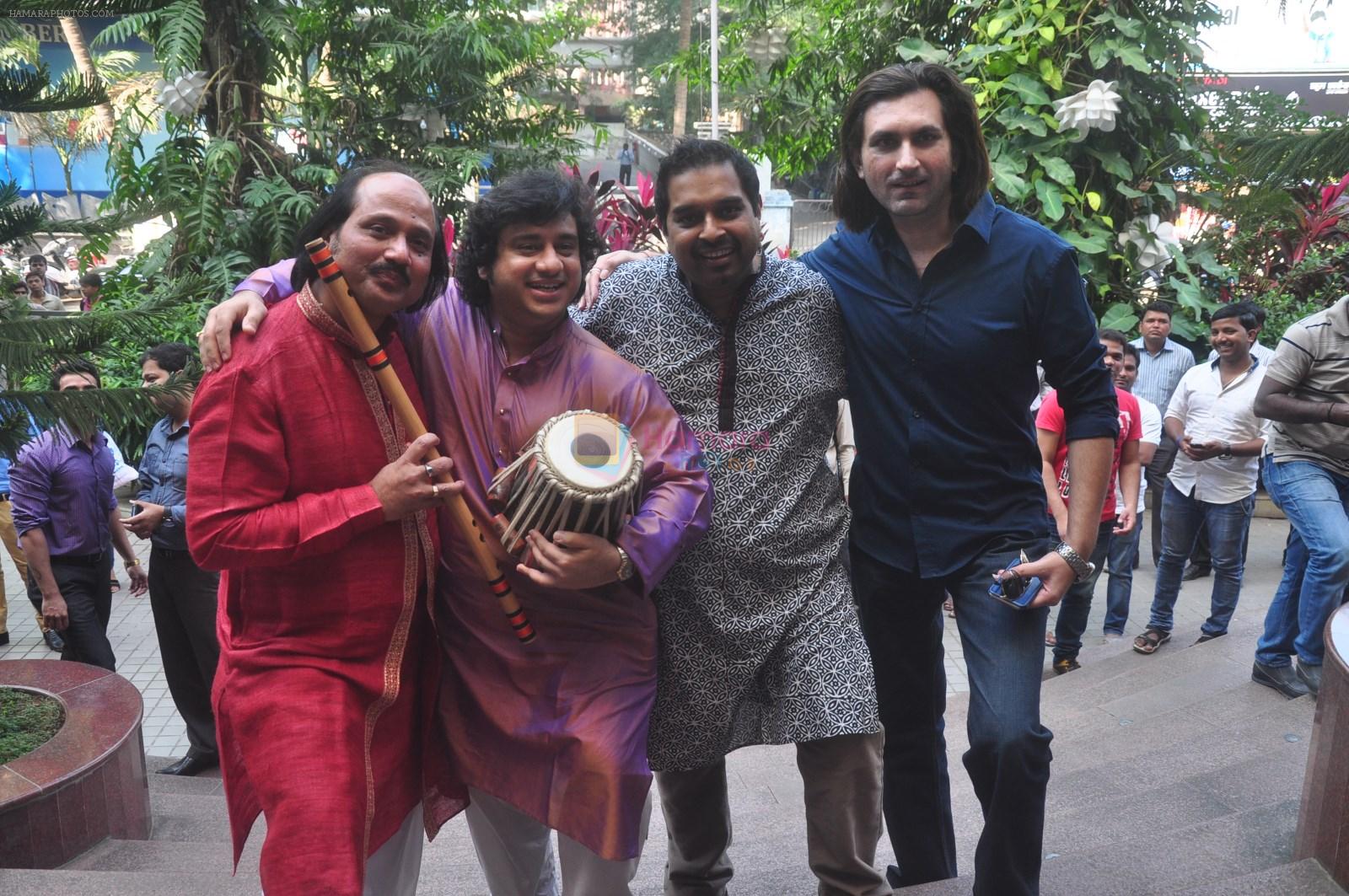 Vidvan Kumaresh, Shankar Mahadevan, Ronu Majumdar, Rahul Sharma at Swaranjali concert photo shoot in Mumbai on 6th Jan 2015