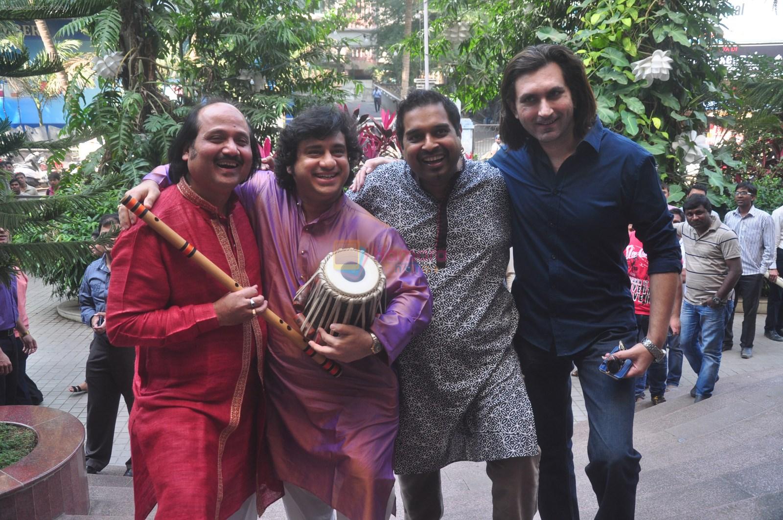 Vidvan Kumaresh, Shankar Mahadevan, Ronu Majumdar, Rahul Sharma at Swaranjali concert photo shoot in Mumbai on 6th Jan 2015