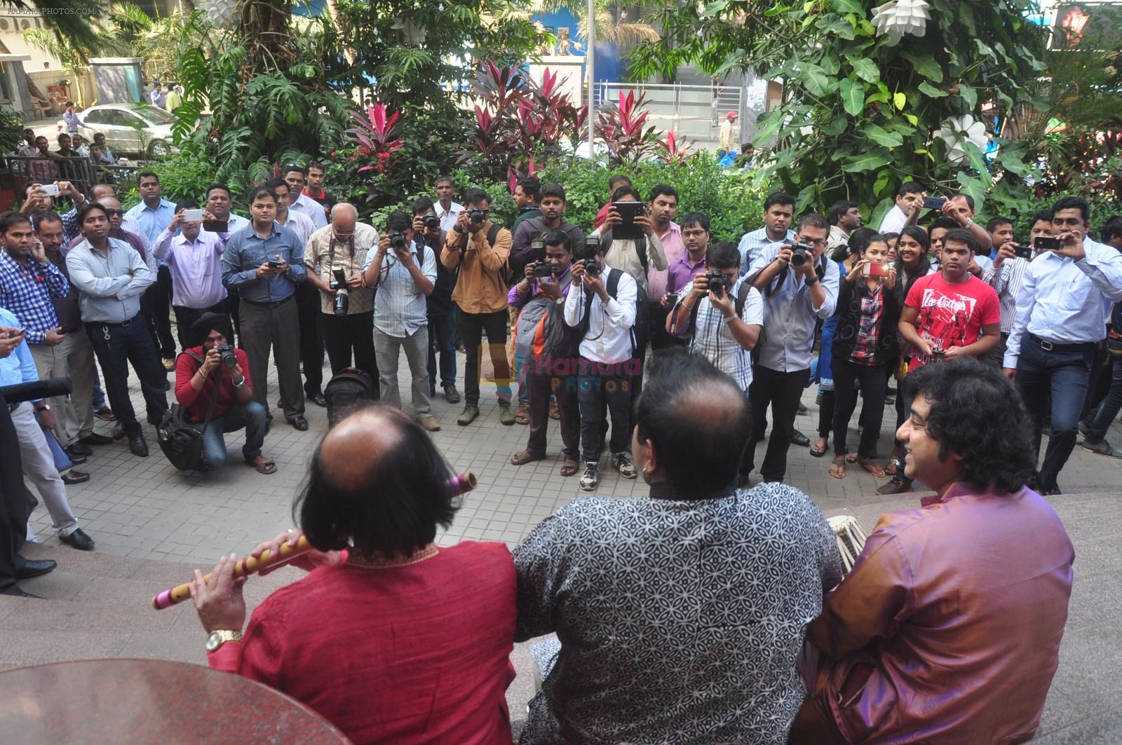 Vidvan Kumaresh, Shankar Mahadevan, Ronu Majumdar at Swaranjali concert photo shoot in Mumbai on 6th Jan 2015